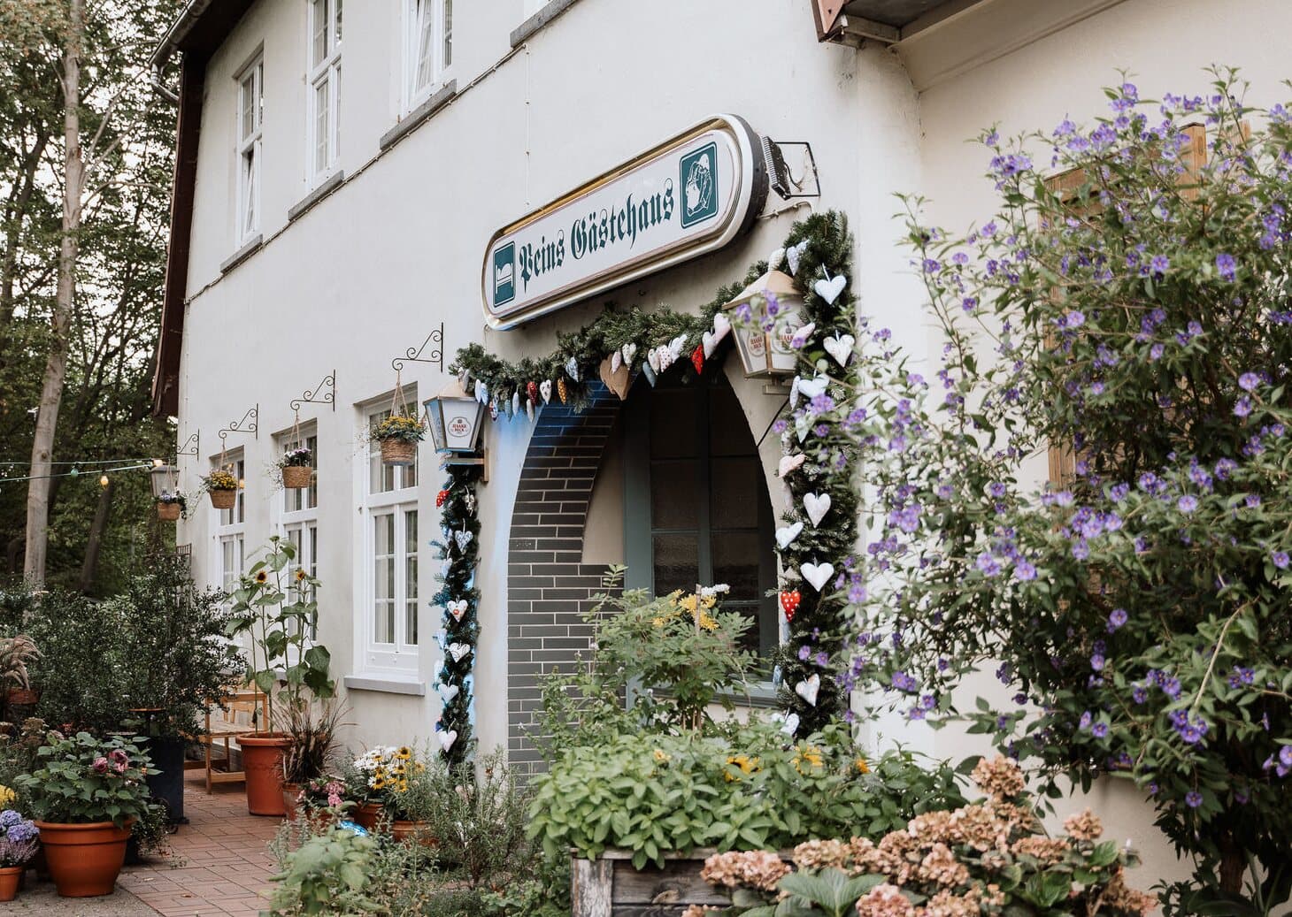 Vchod do Pein's Gästehaus se zahradou v Lilienthalu u Brém